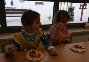 Dziewczynki jedzą deser